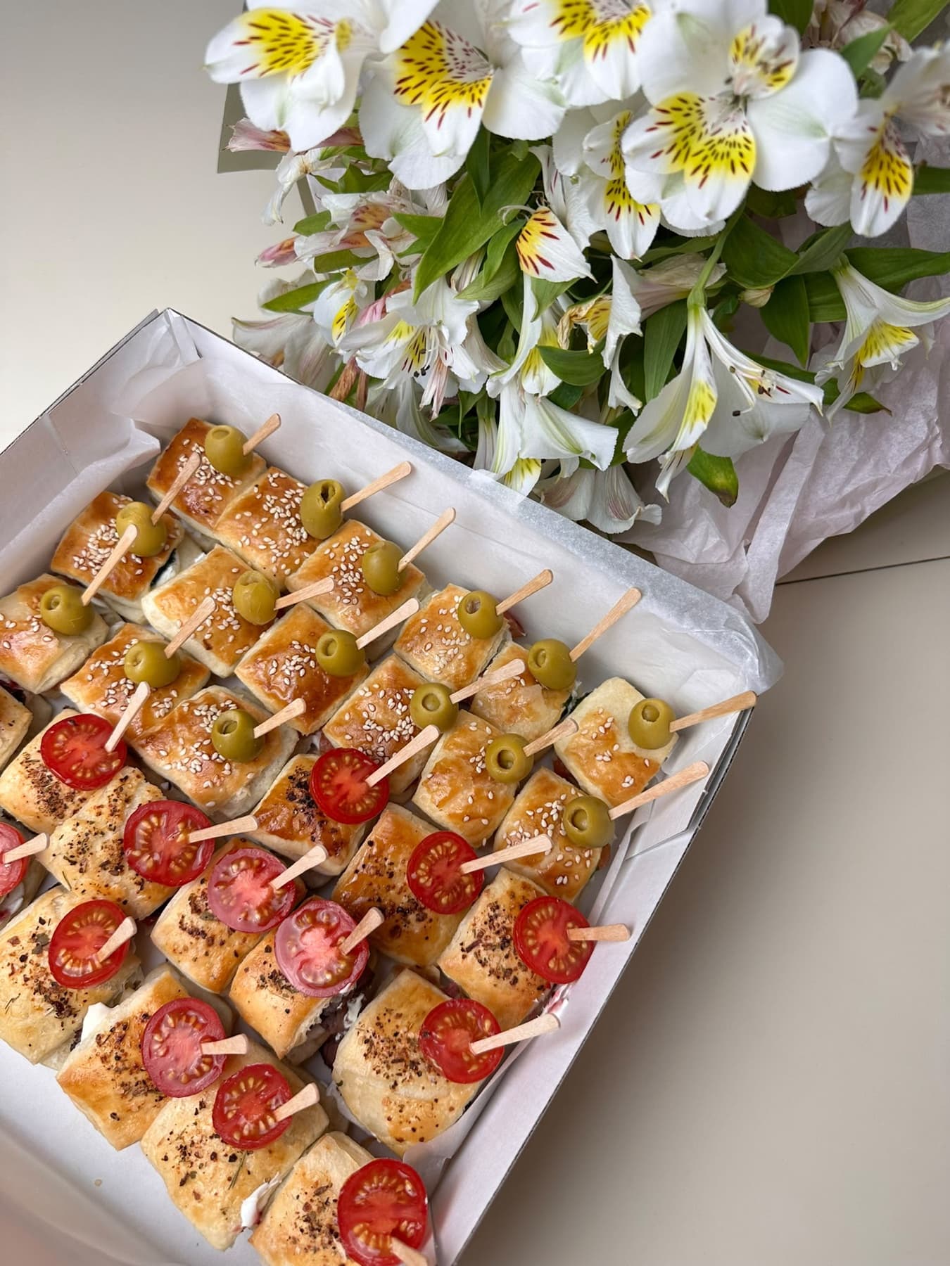 Canapé Box — Tonno & Gorgonzola