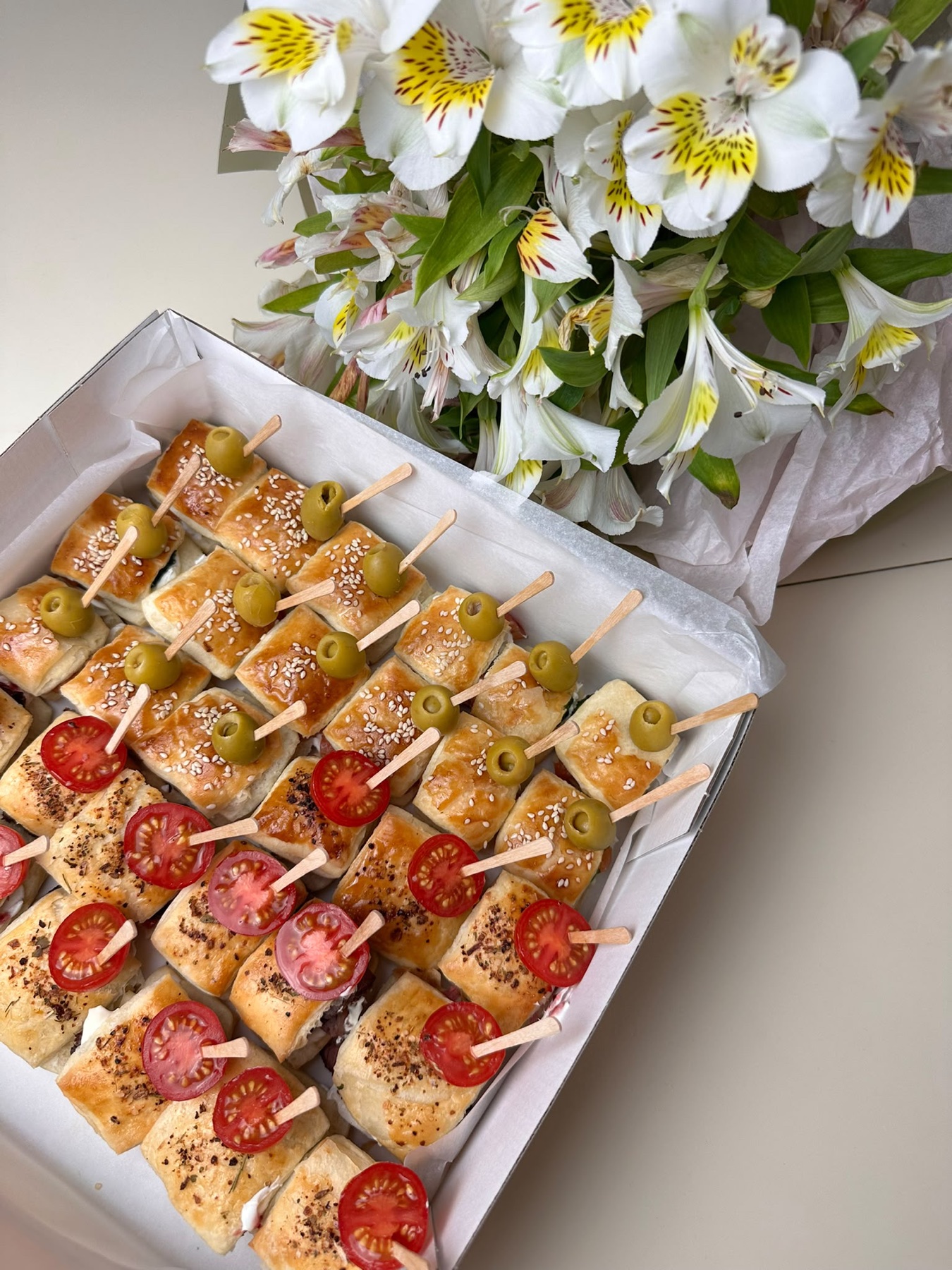 Canapé Box — Tonno & Gorgonzola