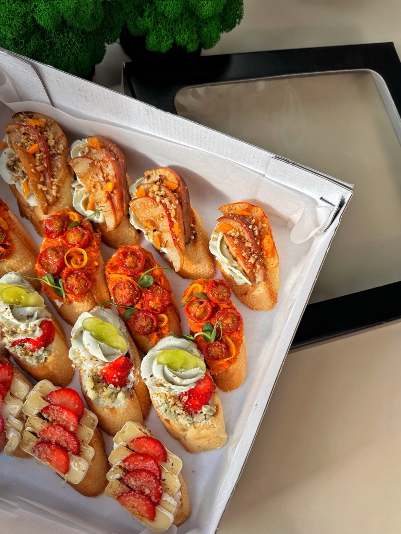 Bruschetta con peperoni e pomodoro