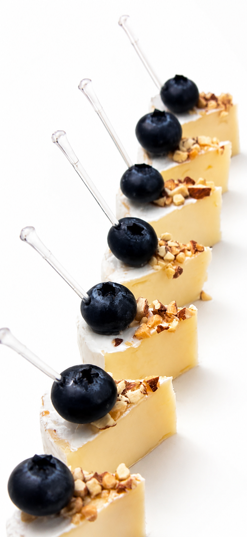 Canapé con Camembert, Mirtilli e Frutta a Guscio