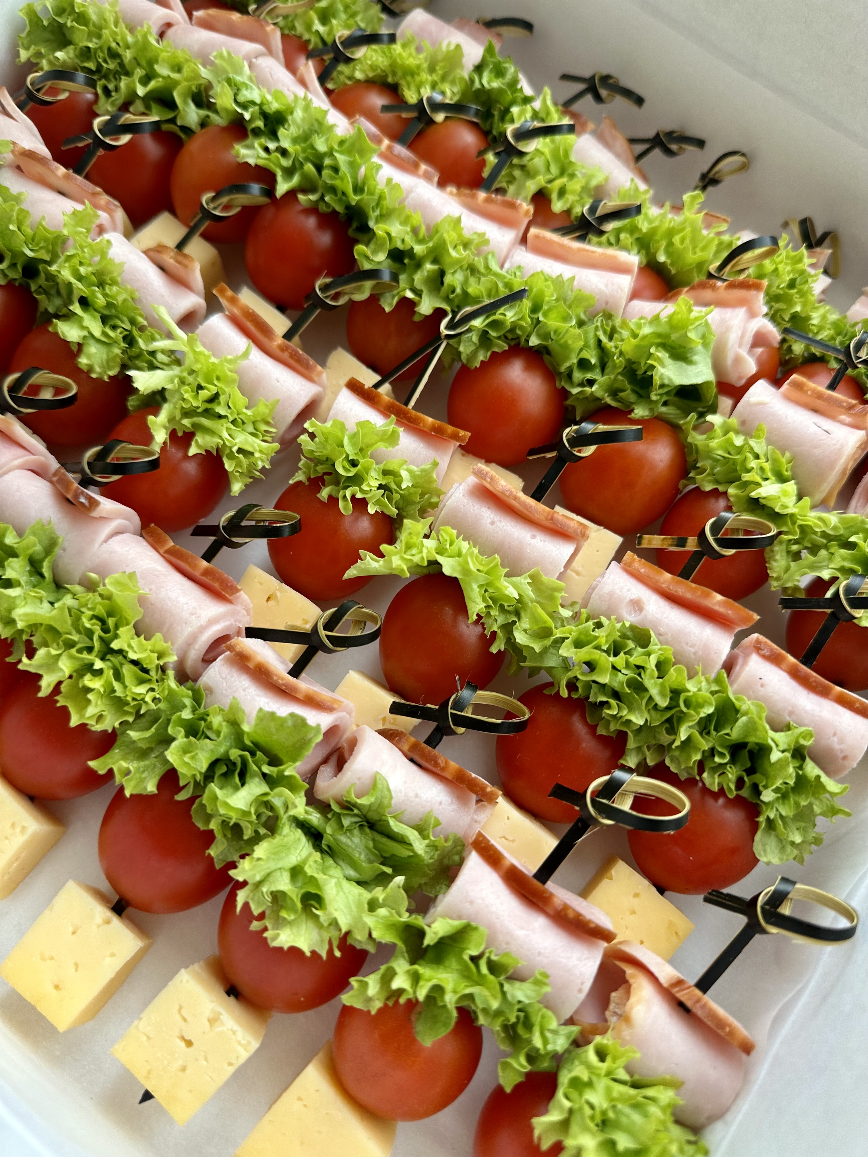 Canapé con Prosciutto Cotto, Gouda e Pomodorini