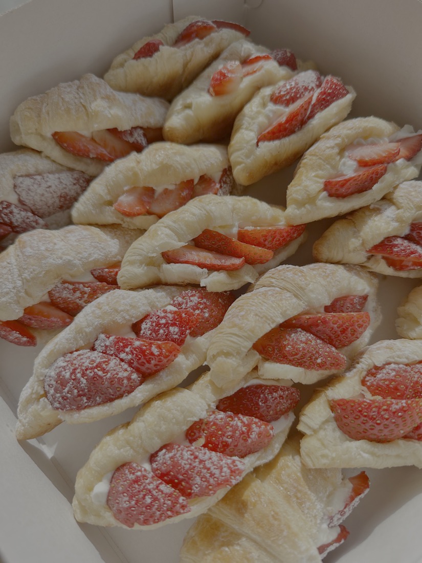 Croissant con fragole e cream cheese